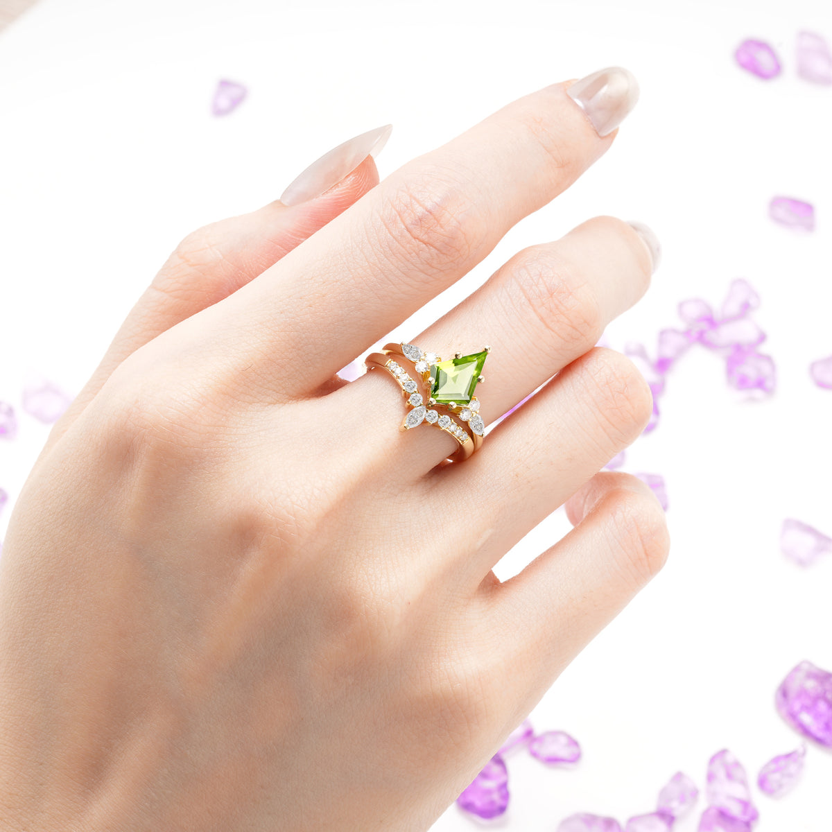 Luxurious 5-Prong Kite Cut Peridot Bridal Ring Set