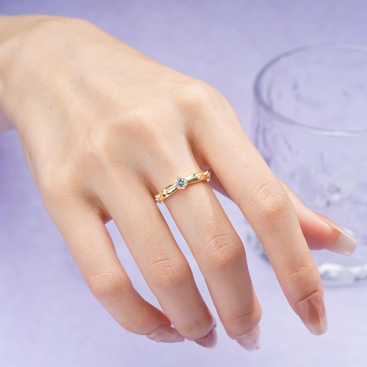 Simply Luxurious 4-Prong Round Cut Lab Diamond Wedding Ring