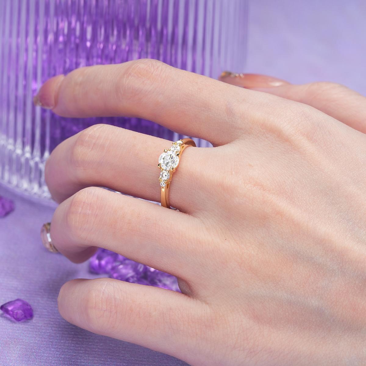 Simply Luxurious 4-Prong Round Cut Moissanite Engagement Ring
