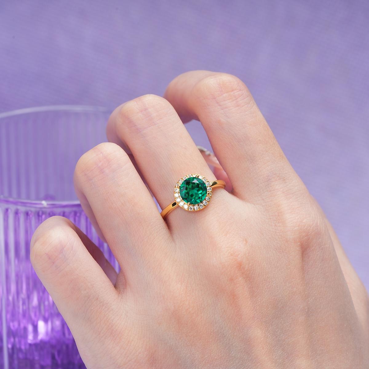 Luxurious 4-Prong Round Cut Emerald Engagement Ring