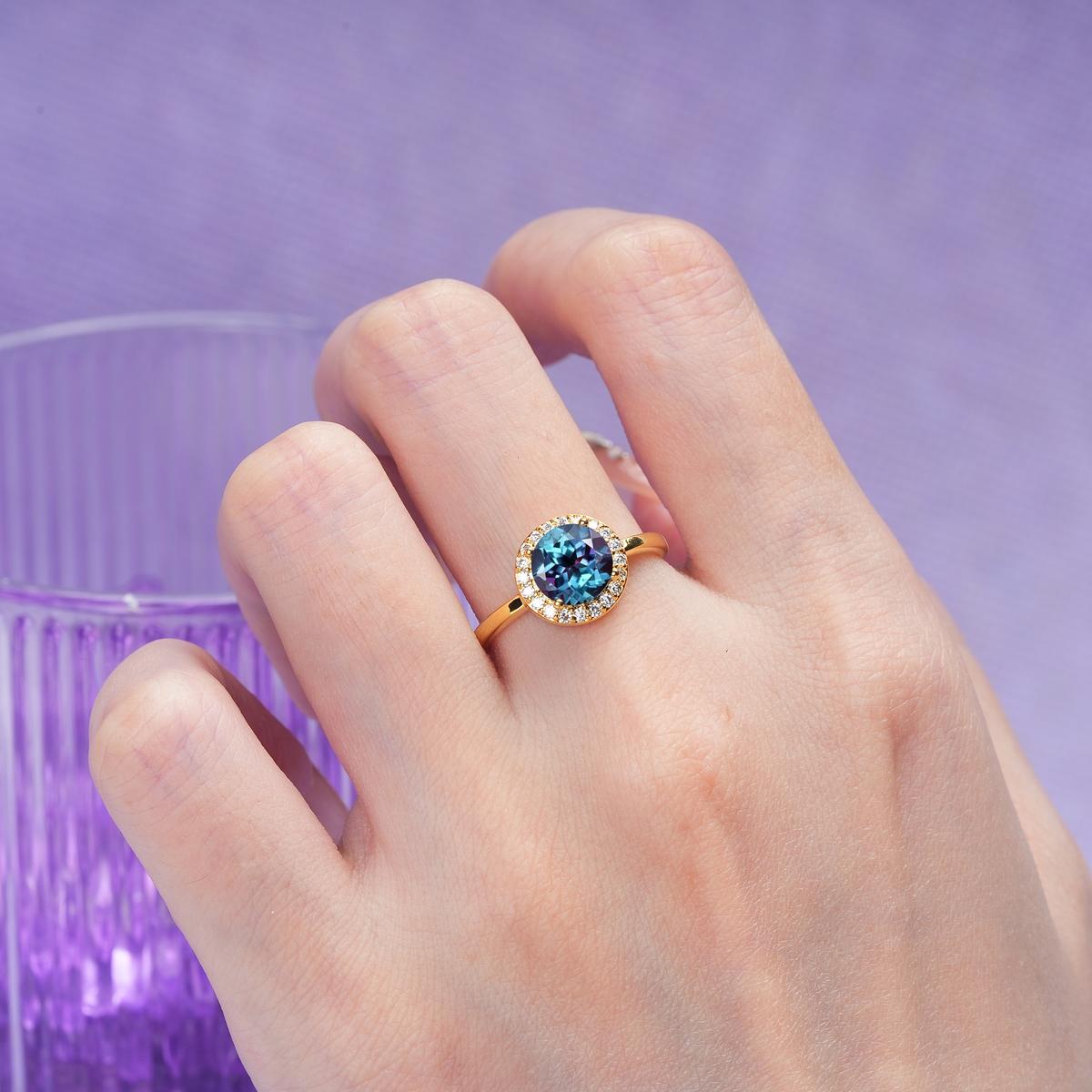 Luxurious 4-Prong Round Cut Alexandrite Engagement Ring