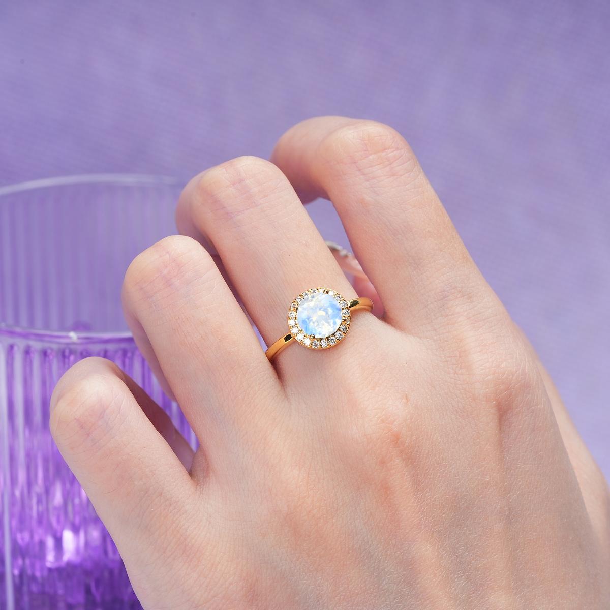 Luxurious 4-Prong Round Cut Moonstone Engagement Ring
