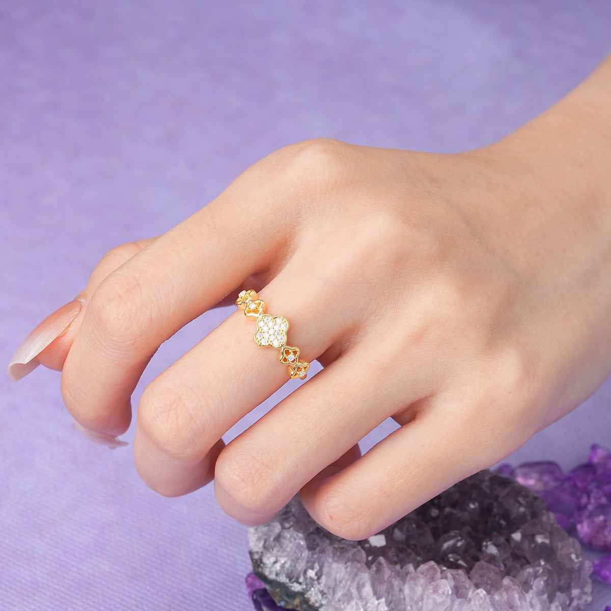 Sparkling Clover?Cluster Round Cut Moissanite Wedding Ring - Additional view