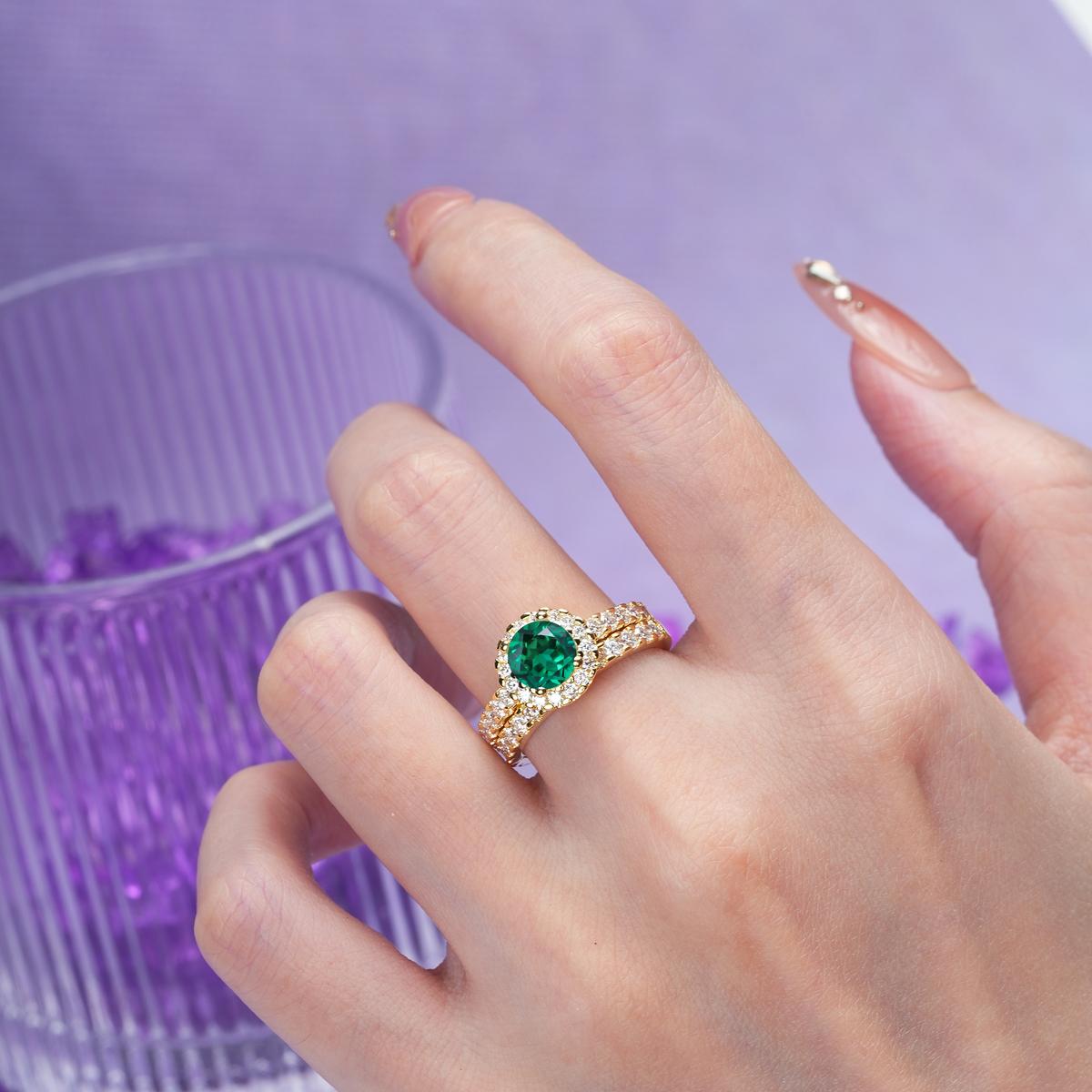 Classic, Luxurious 4-Prong Round Cut Emerald Bridal Ring Set