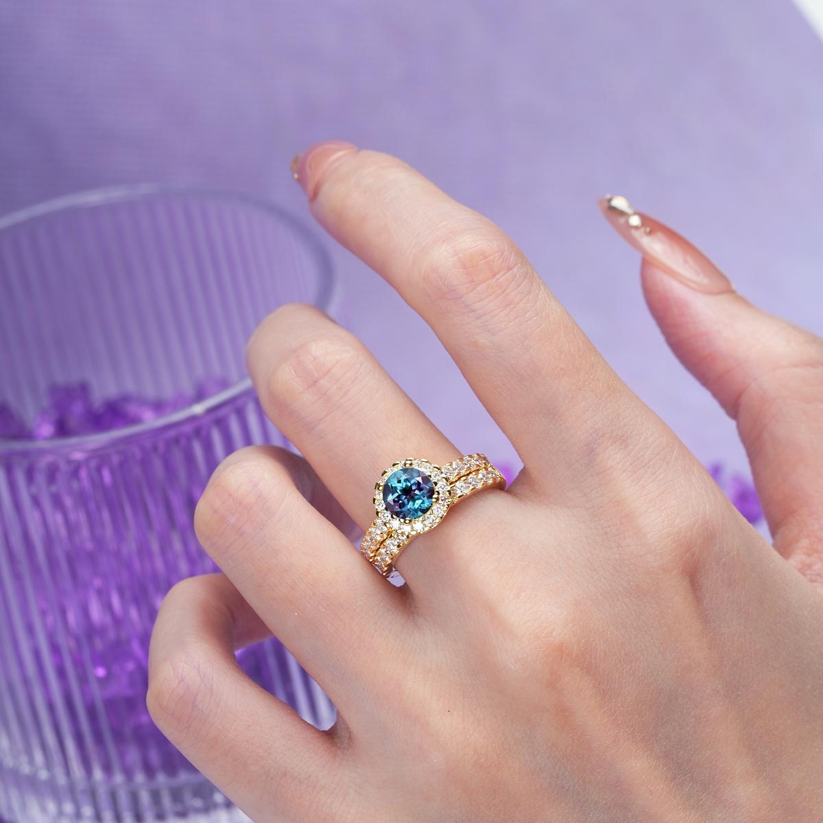 Classic, Luxurious 4-Prong Round Cut Alexandrite Bridal Ring Set