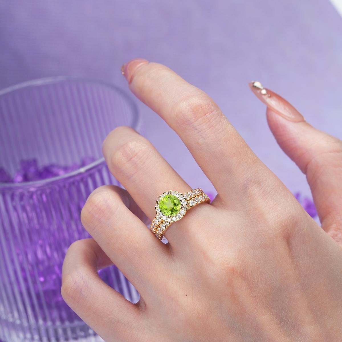 Classic, Luxurious 4-Prong Round Cut Peridot Bridal Ring Set
