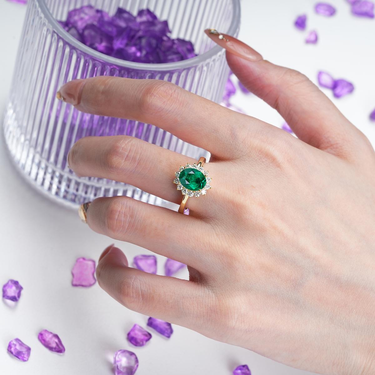 Luxury Classic 4-Prong Oval Cut Emerald Engagement Ring
