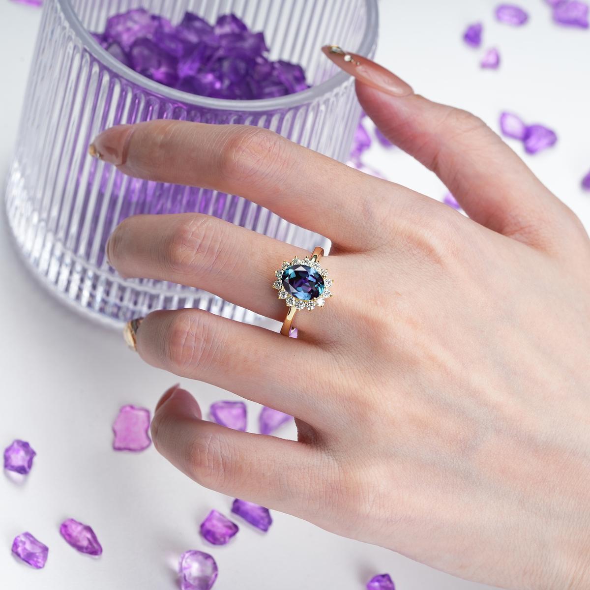 Luxury Classic 4-Prong Oval Cut Alexandrite Engagement Ring