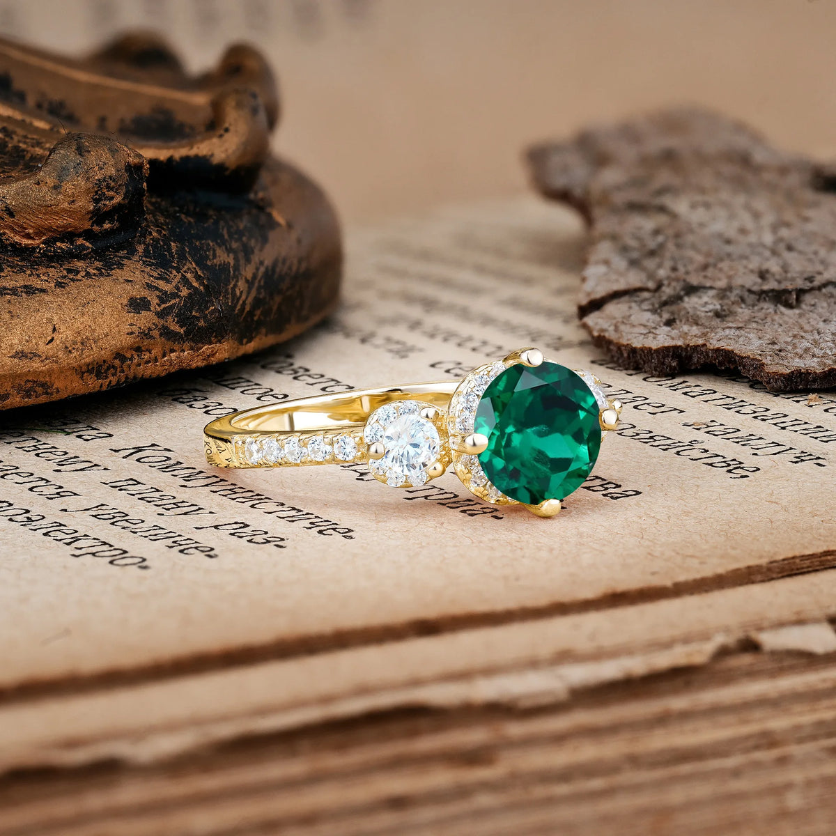 Luxurious and Dazzling 4 Prong Round Cut Emerald Engagement Ring