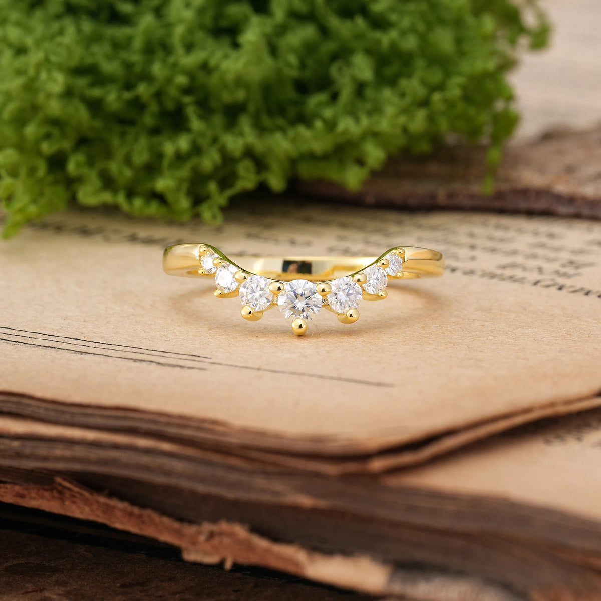 Round Cut Moissanite Classic Vintage Crown 3 Prong Wedding Ring