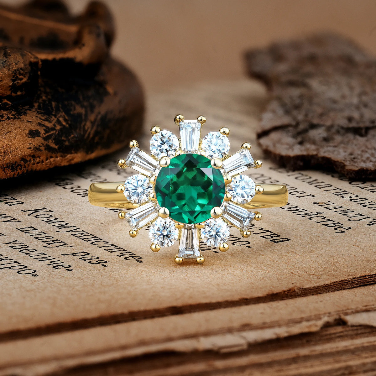 Unique Luxurious 4-Prong Round Cut Emerald Engagement Ring