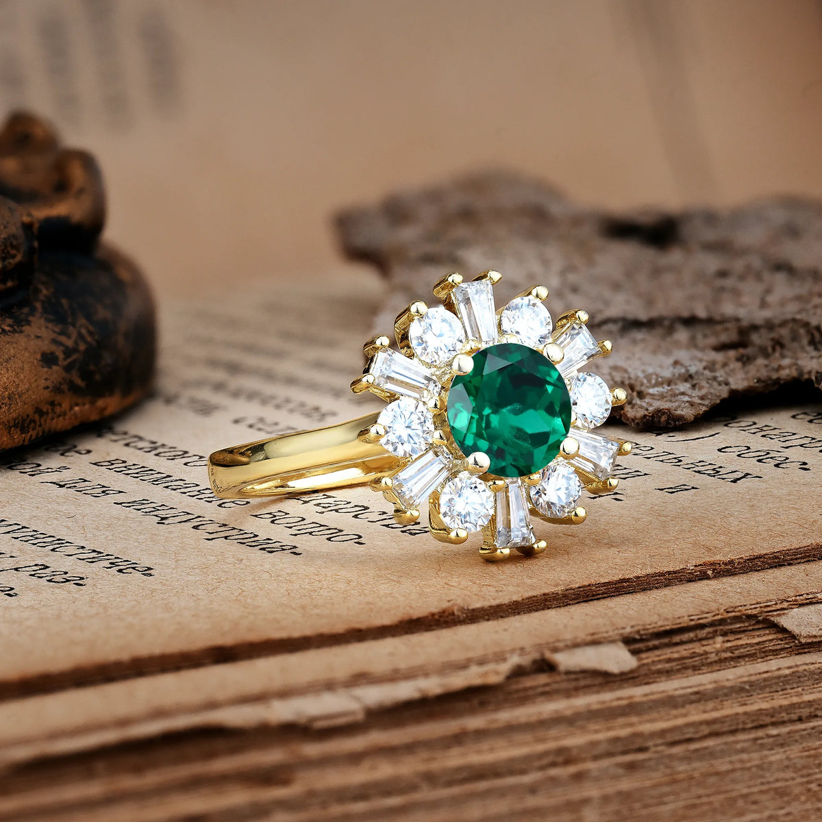 Unique Luxurious 4-Prong Round Cut Emerald Engagement Ring