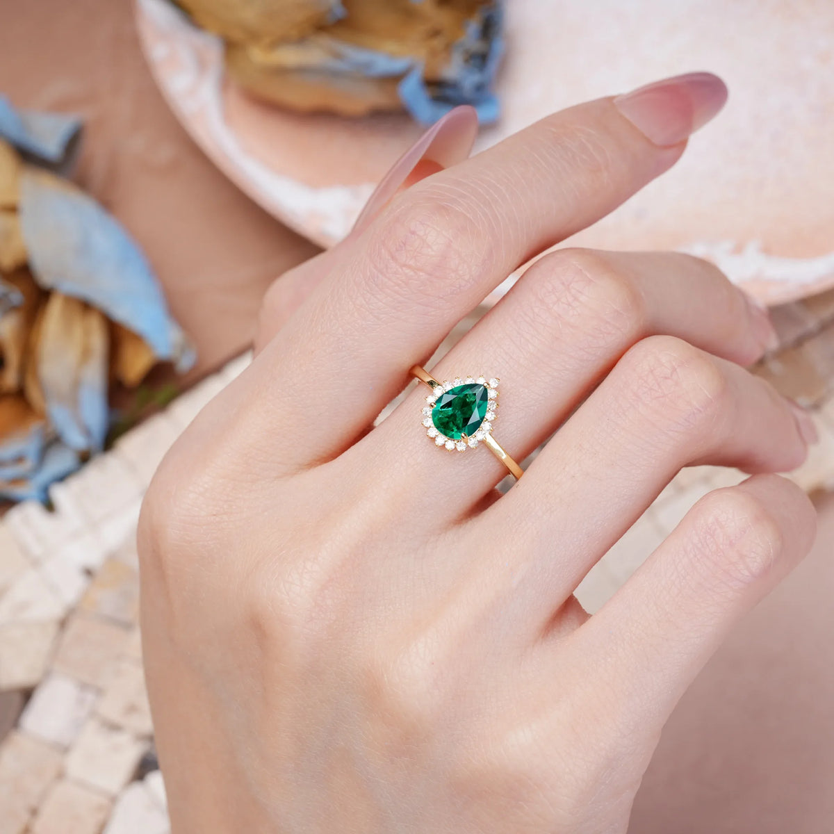 Pear Cut Emerald Classic Vintage 3-Prong Engagement Ring