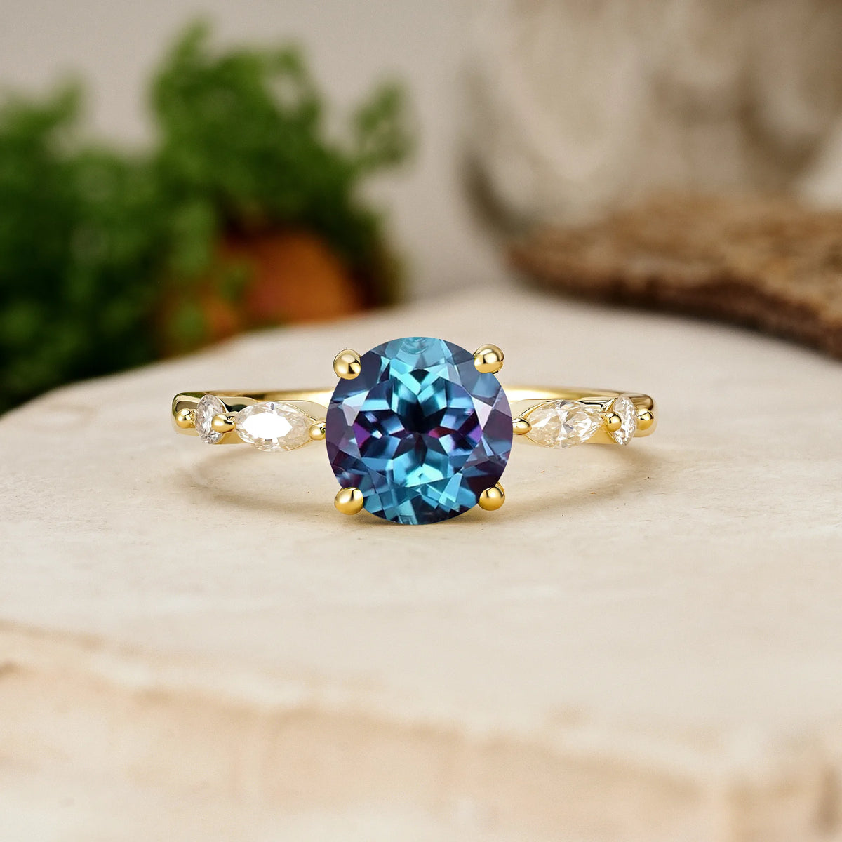 Round Cut Alexandrite Classic Retro Luxury 4-Prong Engagement Ring