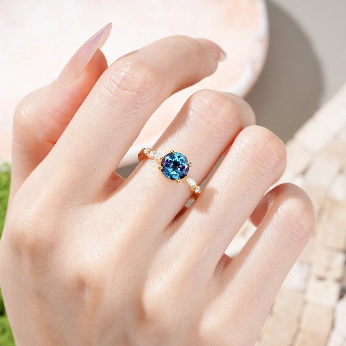 Round Cut Alexandrite Classic Retro Luxury 4-Prong Engagement Ring