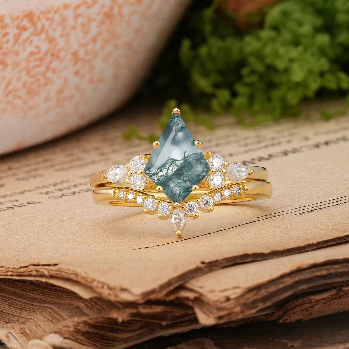 Kite Cut Moss Agate Classic, Luxurious 5-Prong Bridal Ring Set