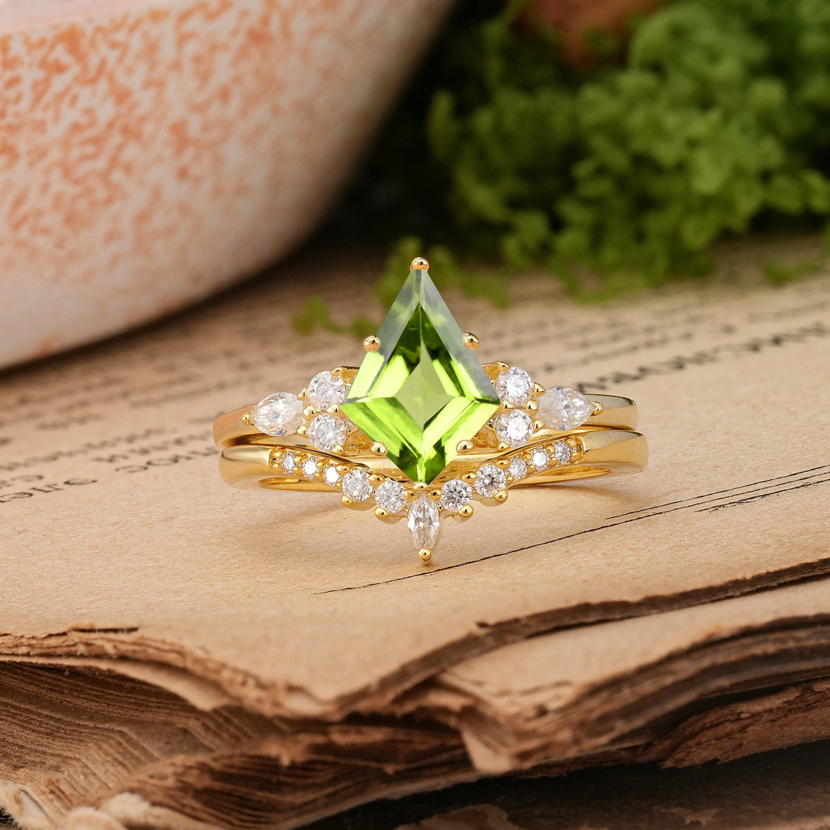 Kite Cut Peridot Classic, Luxurious 5-Prong Bridal Ring Set