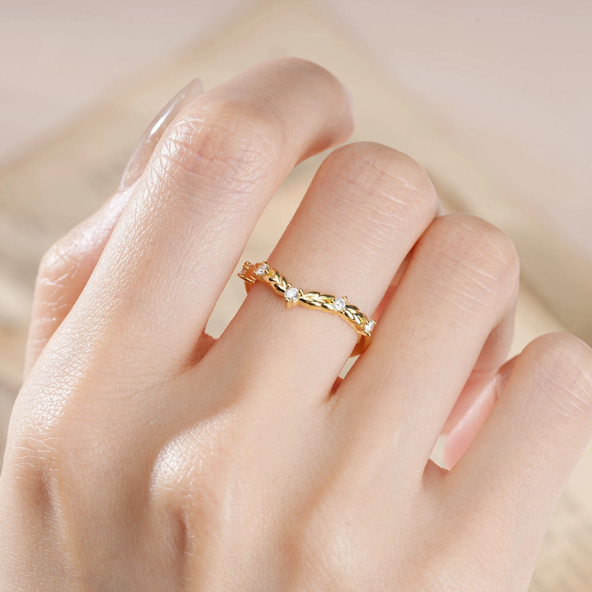 Round Cut Moissanite Classic, Minimalist 3-Prong Wedding Ring