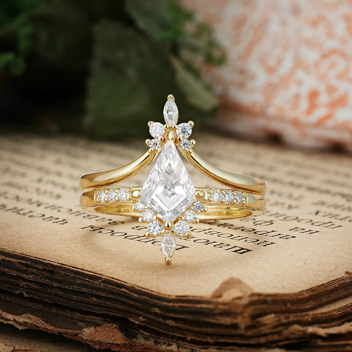 Luxurious Classic 4-Prong Kite Cut Moissanite Bridal Ring Set