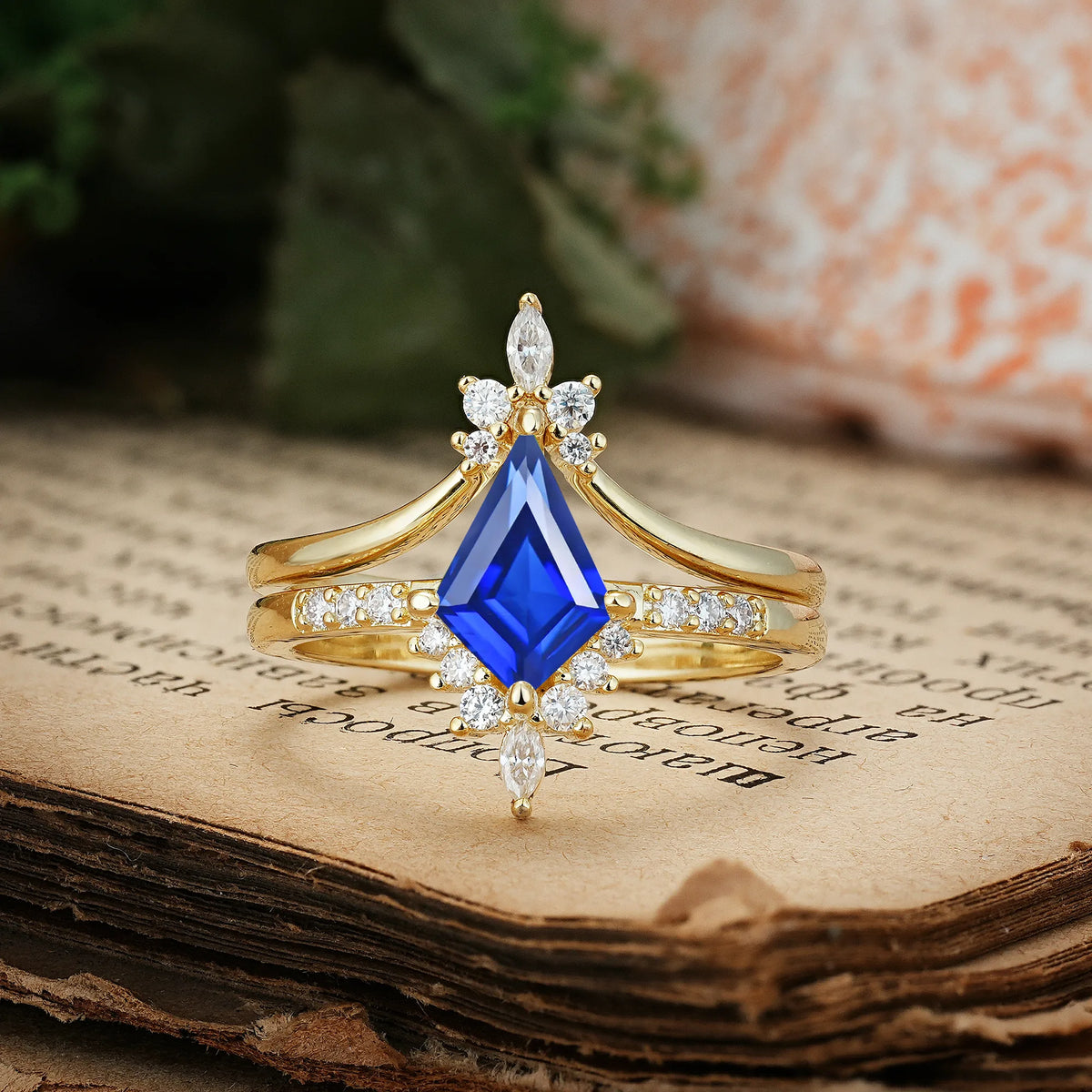 Luxurious Classic 4-Prong Kite Cut Sapphire Bridal Ring Set
