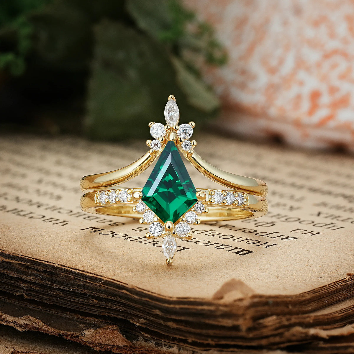 Luxurious Classic 4-Prong Kite Cut Emerald Bridal Ring Set