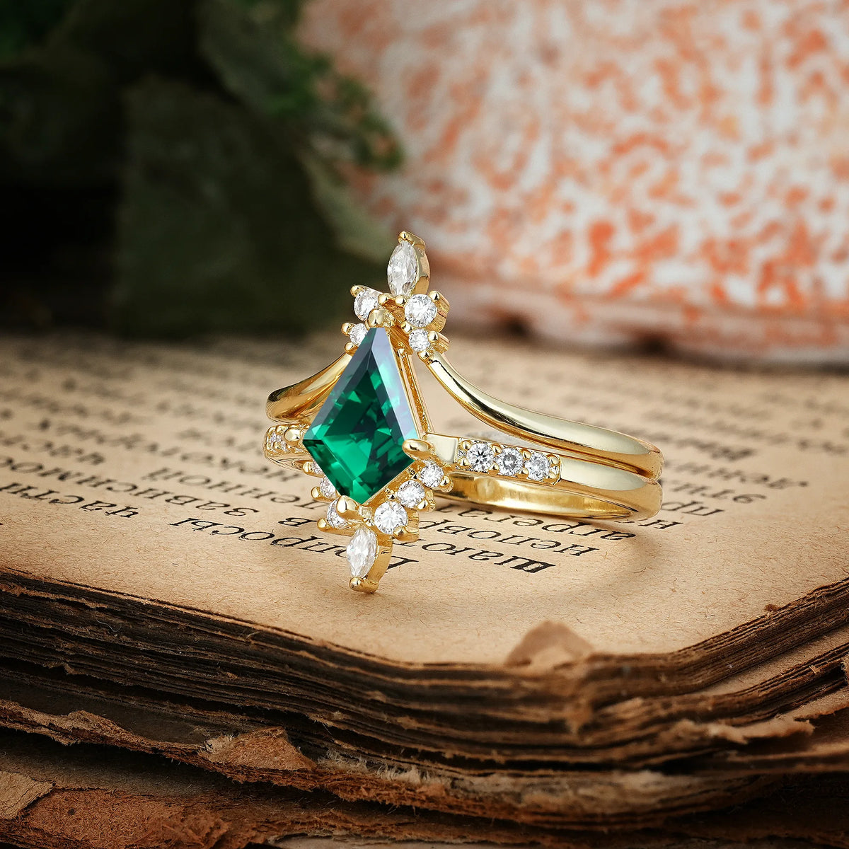Luxurious Classic 4-Prong Kite Cut Emerald Bridal Ring Set