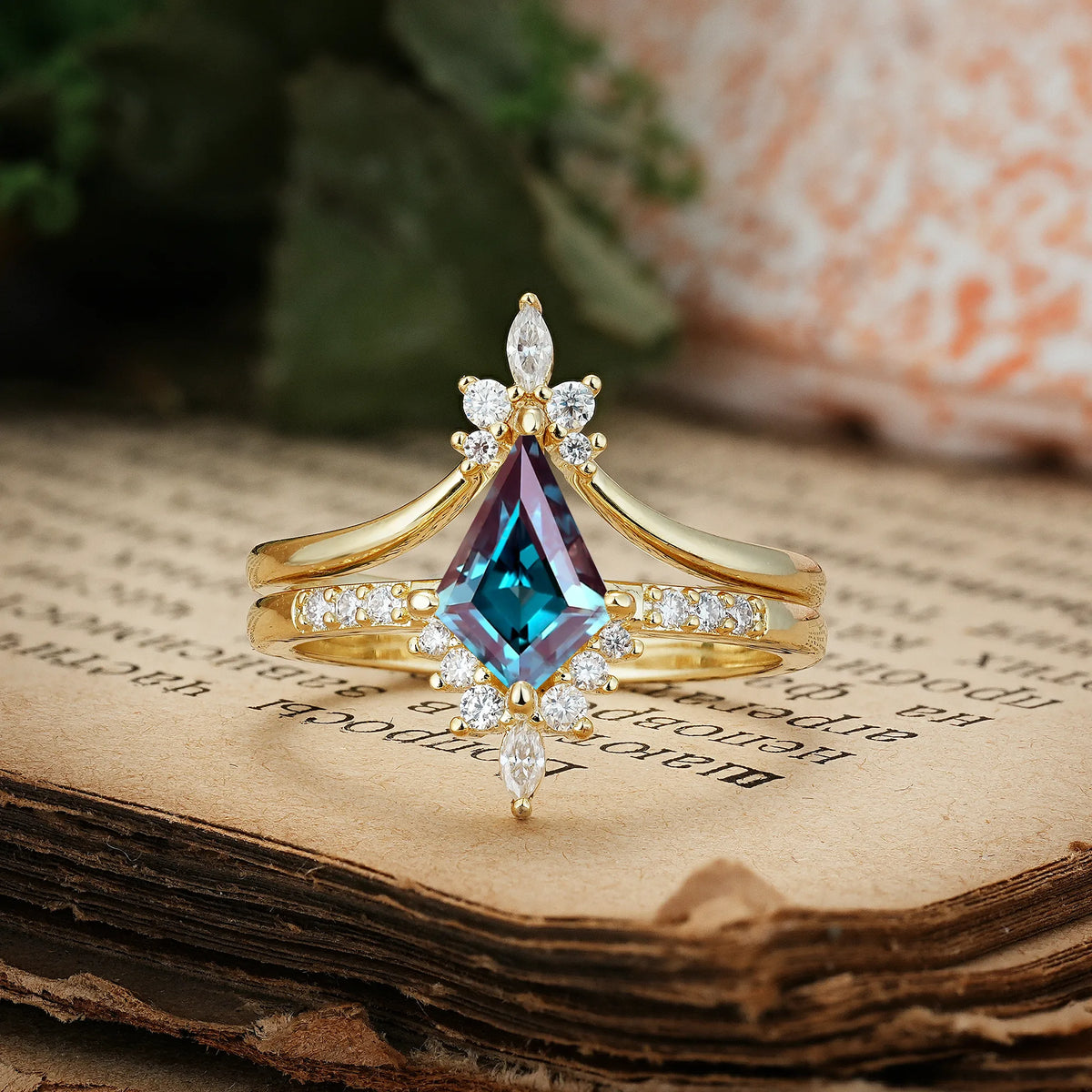 Luxurious Classic 4-Prong Kite Cut Alexandrite Bridal Ring Set