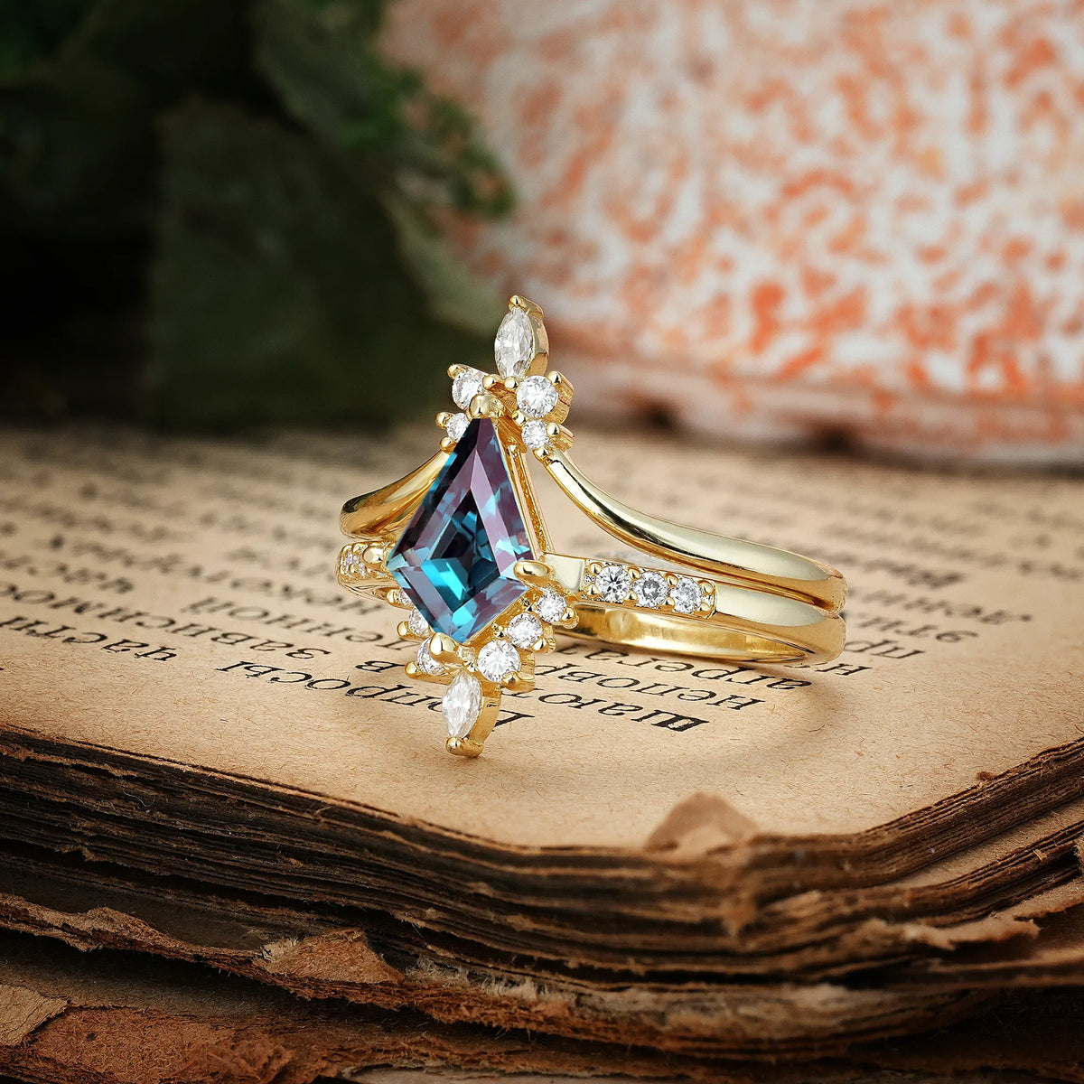 Luxurious Classic 4-Prong Kite Cut Alexandrite Bridal Ring Set