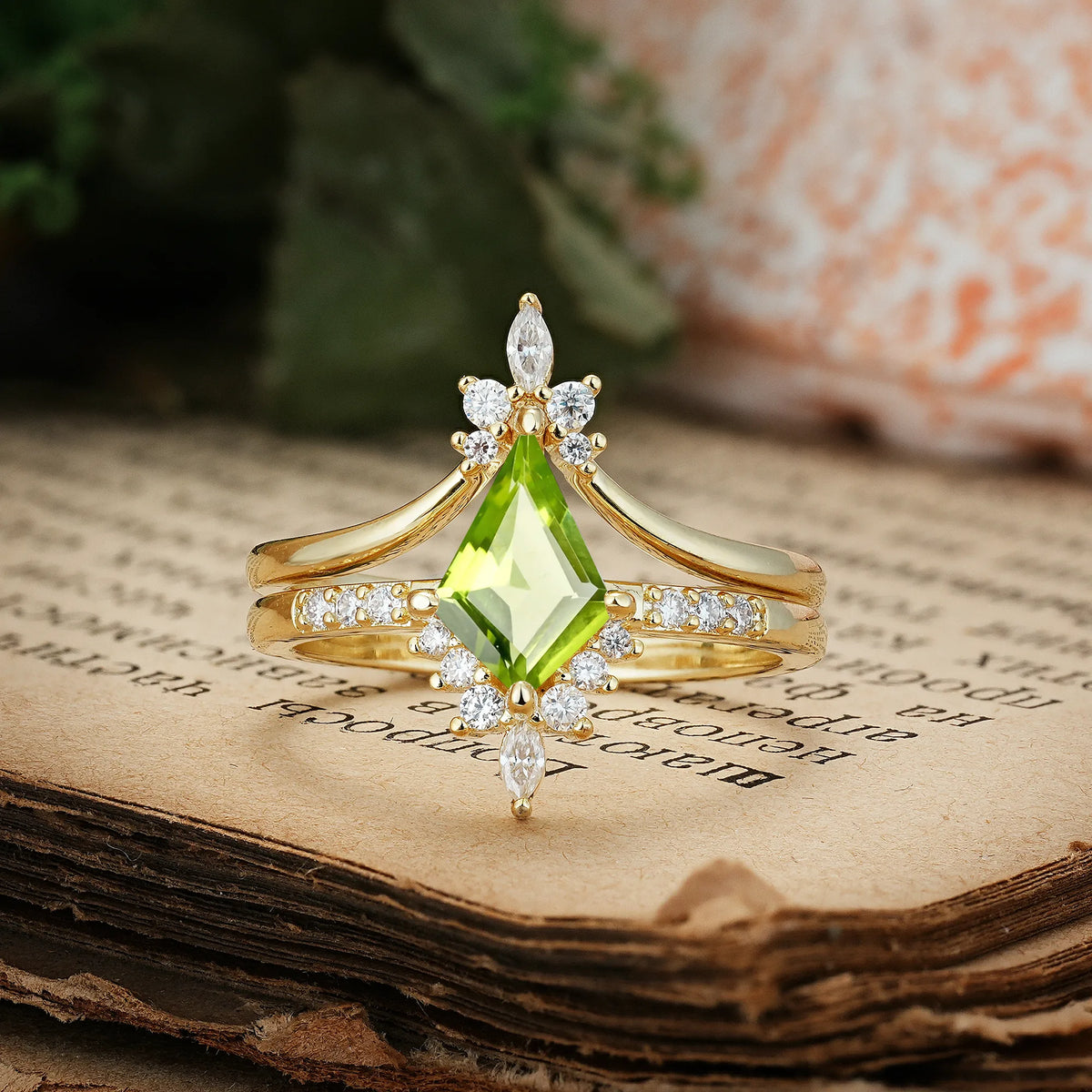 Luxurious Classic 4-Prong Kite Cut Peridot Bridal Ring Set