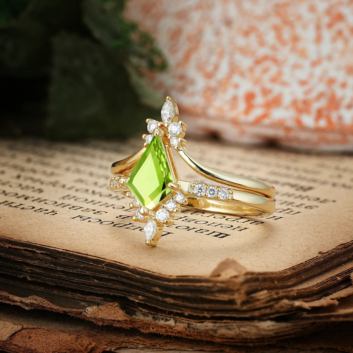 Luxurious Classic 4-Prong Kite Cut Peridot Bridal Ring Set