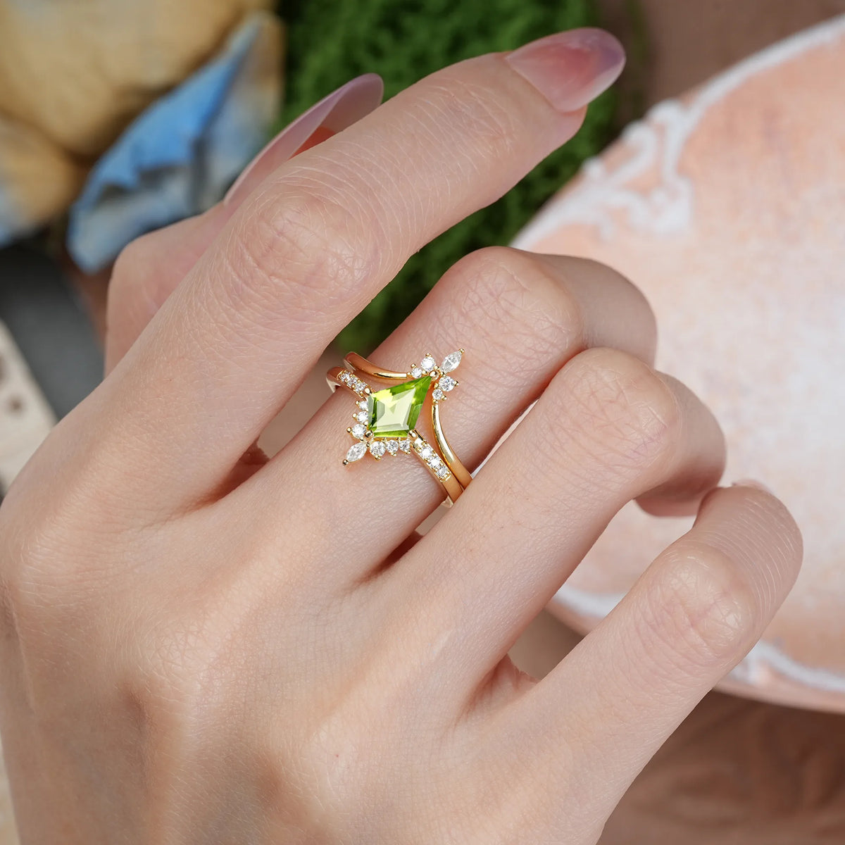 Kite Cut Peridot Luxurious Classic 4-Prong Bridal Ring Set