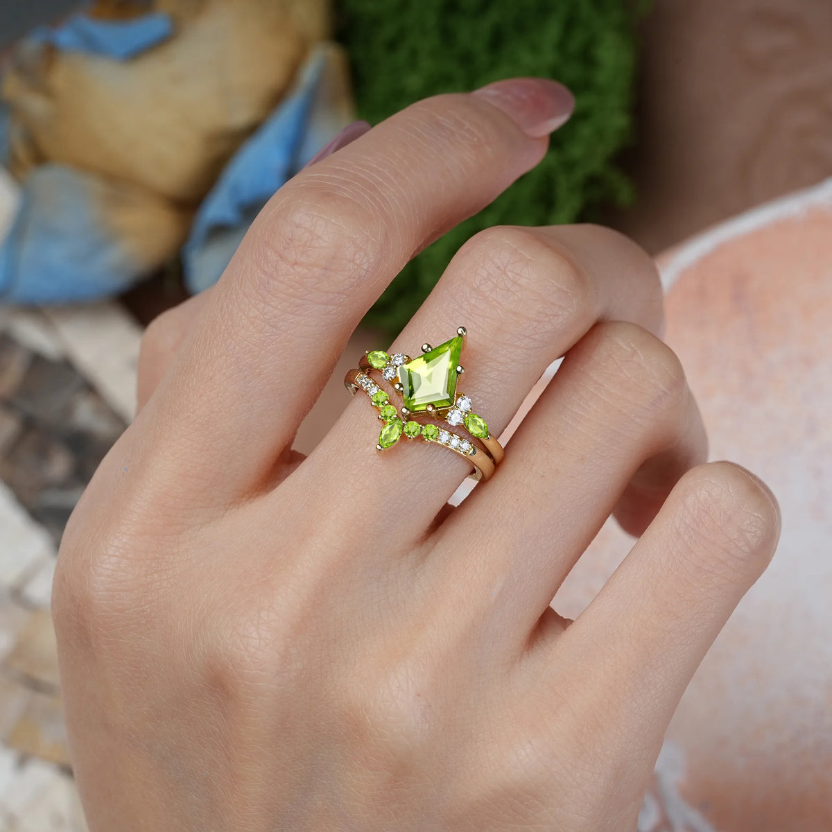 Kite Cut Peridot Luxurious 5-Prong Bridal Ring Set