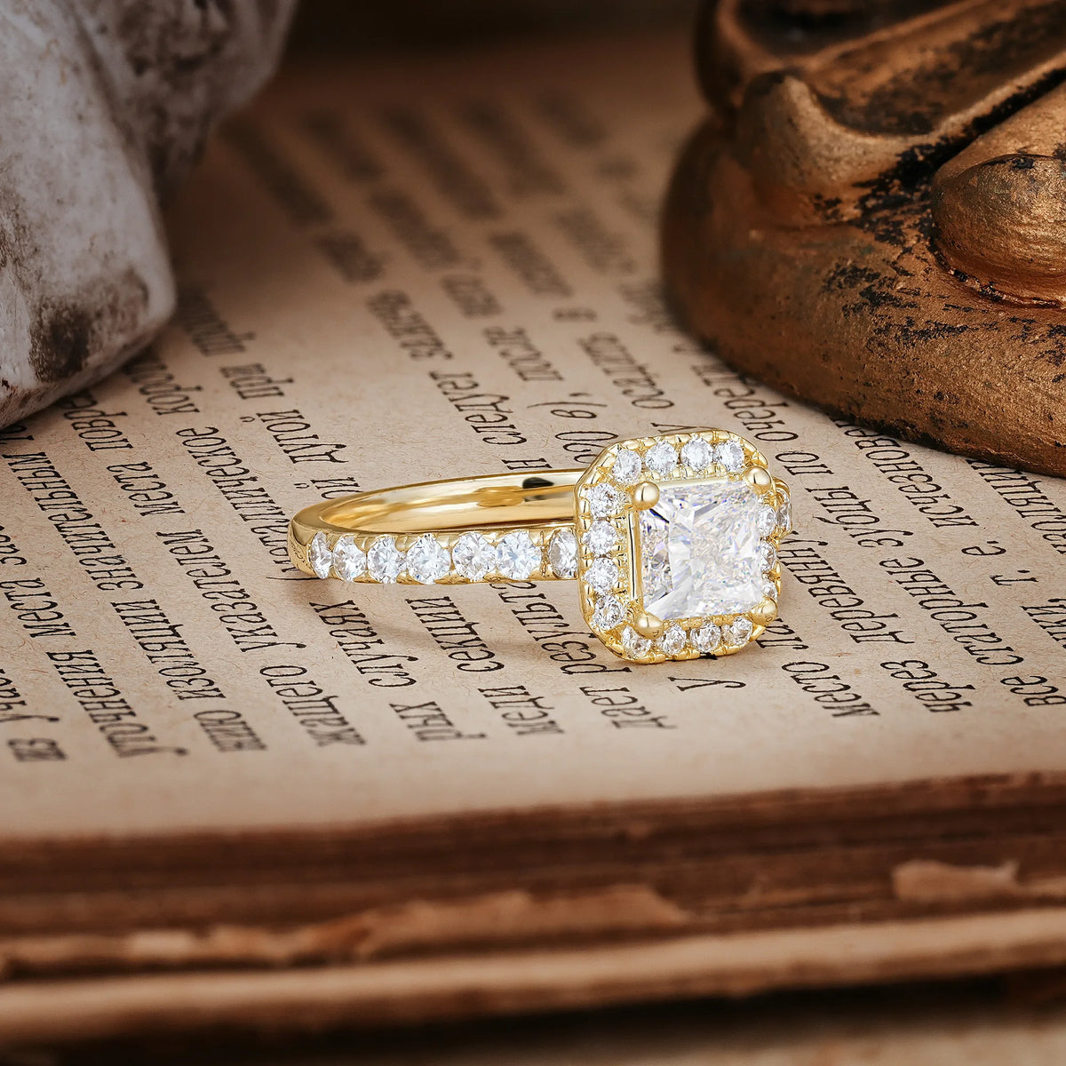 Unique and Minimalist 6-Prong Round Cut Moissanite Engagement Ring