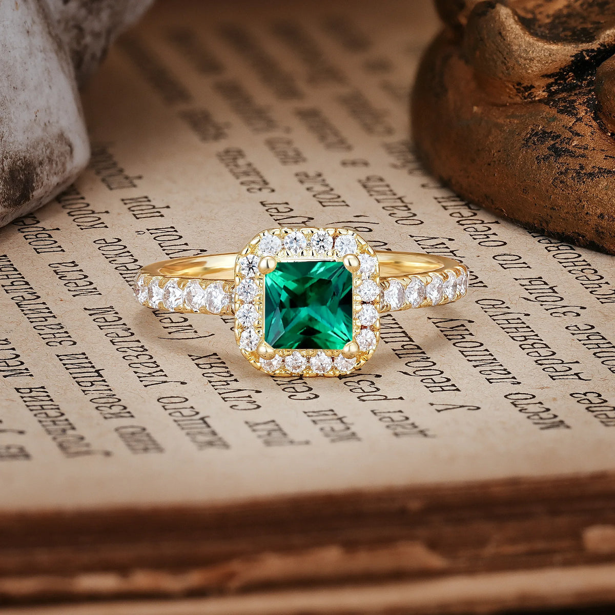 Unique and Minimalist 6-Prong Round Cut Emerald Engagement Ring